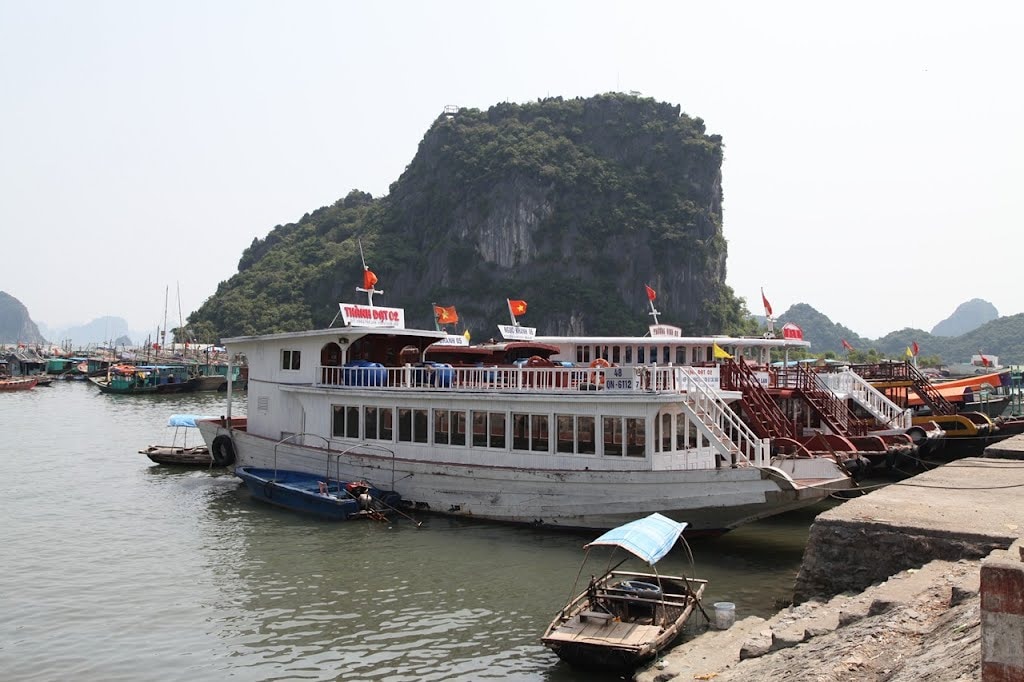 To reach Co To Island, travelers depart from Cai Rong Port (Van Don District, Quang Ninh Province), where both speedboats and ferries operate daily